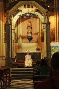 El cura ofrece gran parte de la misa ante el altar, de cara a los fieles // Sergio Ruiz